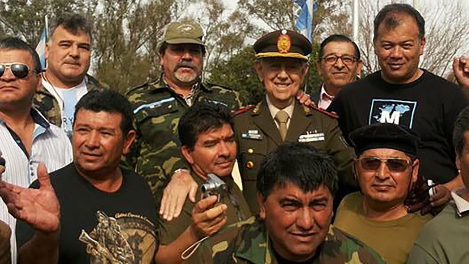 Quienes rodean al ya muerto General Mabragaña, todos soldados conscriptos, dan testimonio del reconocimiento a su liderazgo de quienes sirvieron a la Argentina en Puerto Yapeyú.
