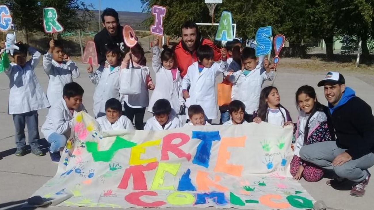 Los miembros de Verte Reír Federal, junto a los chicos de la Escuela 209 del Paraje Comicó. 