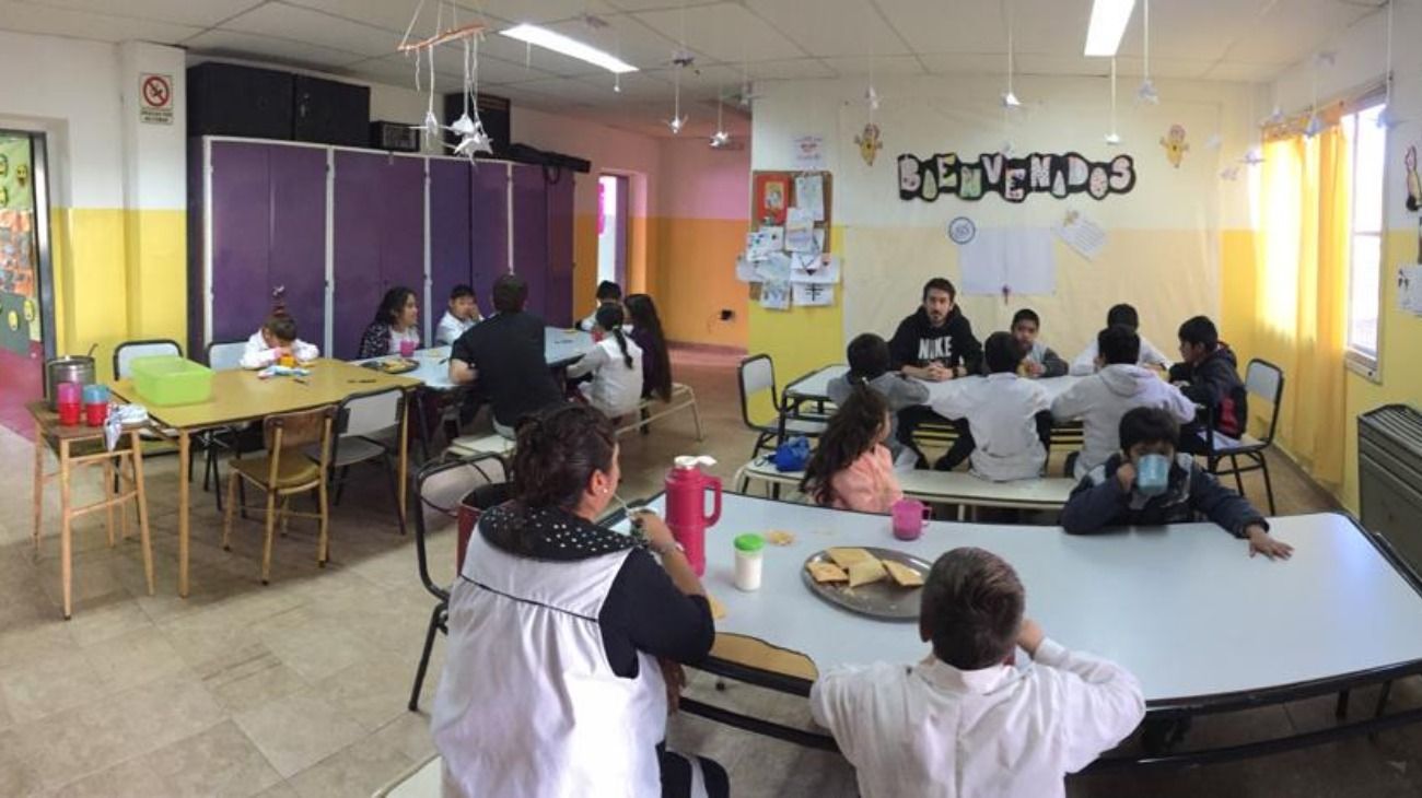 Los miembros de Verte Reír Federal tienen planeado instalar un taller de radio y construir una plaza en esa escuela. 