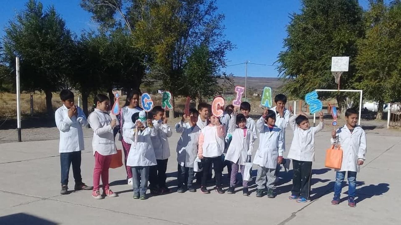 Los alumnos de la Escuela Rural 209 del Paraje Comicó de Río Negro.