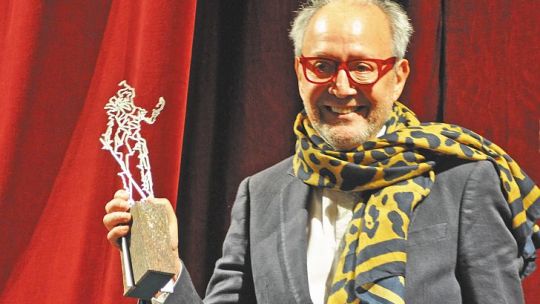 PREMIADO. Fino Pizarro, con el Jerónimo en sus manos: un premio a una trayectoria de más de 40 años.