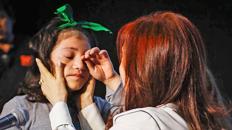 Cristina. Una nena con pañuelo verde se emociona con CFK durante la presentación de su libro en Chaco.