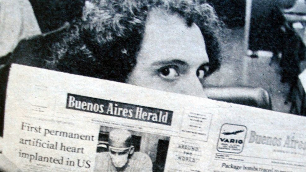 Uki Goñi, en una foto de los años '70 con el Buenos Aires Herald.