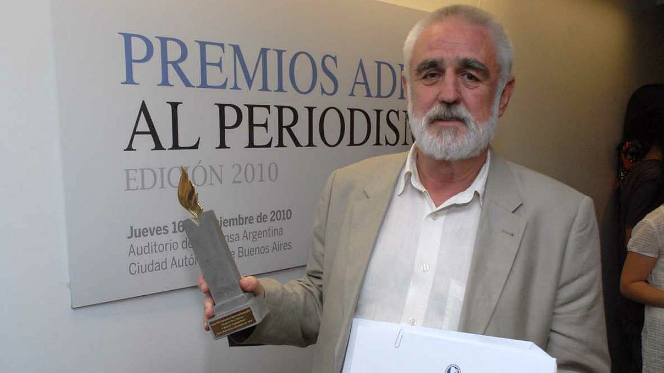 Uno de los tantos reconocimientos a Graham-Yooll, el de ADEPA en 2010.