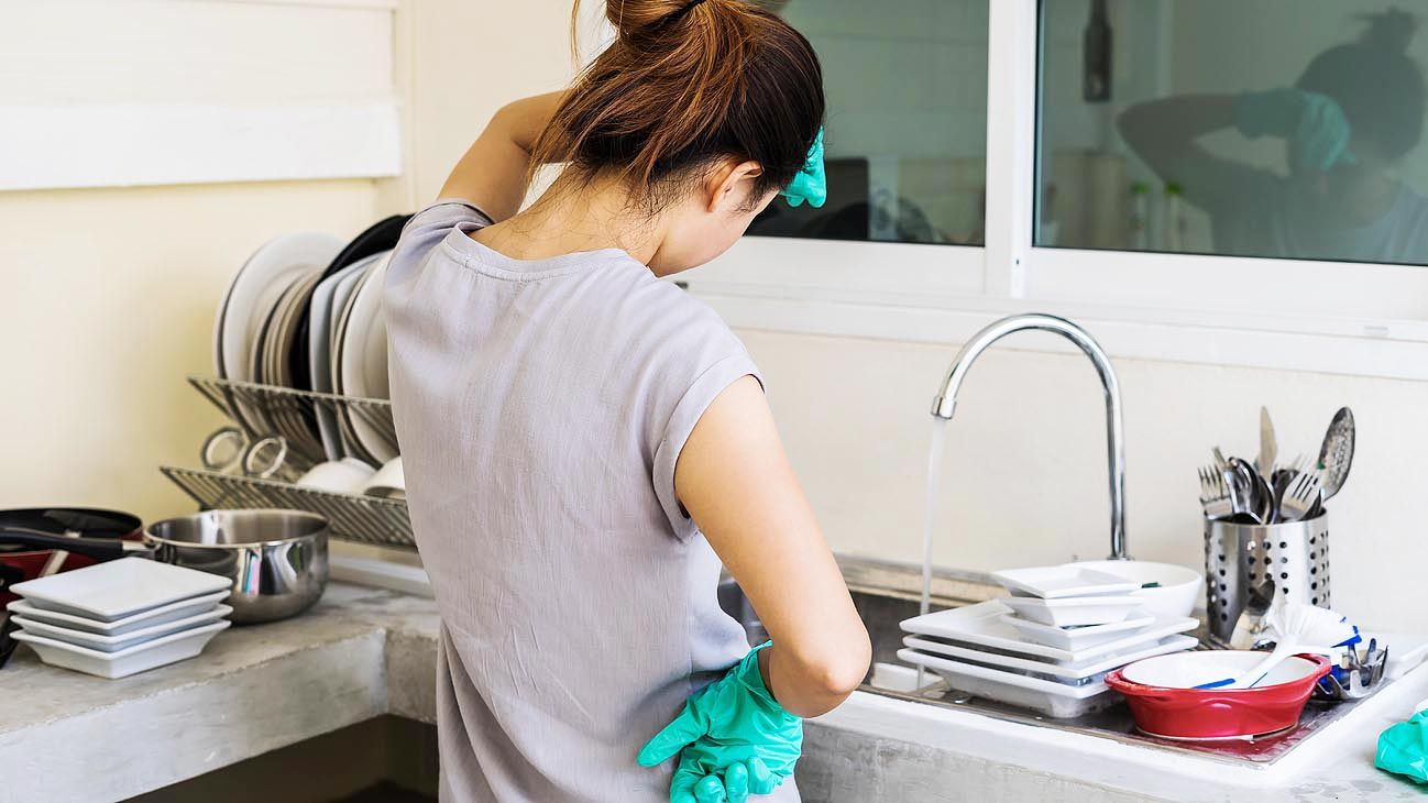 No reconocidas. Las tareas del hogar ocupan muchas horas. El mercado no las considera a la hora de la remuneración y el pago.