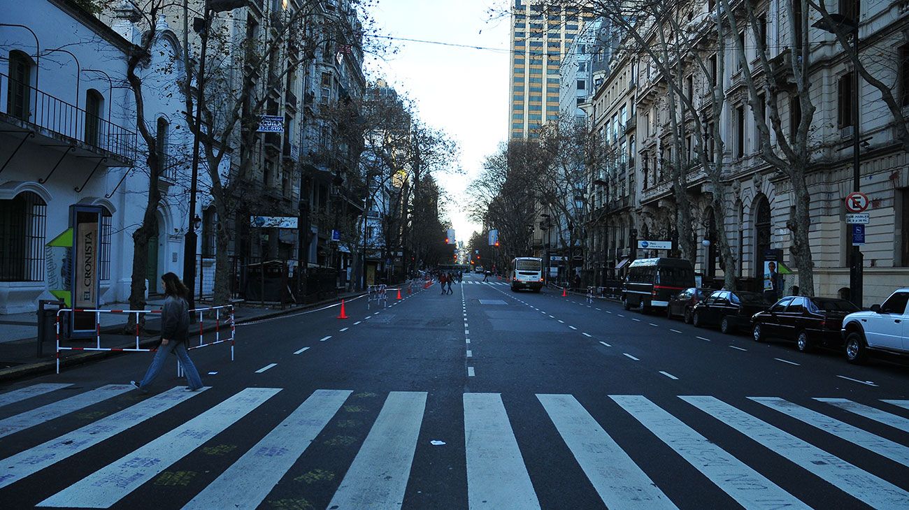 La Avenida de Mayo une la Casa Rosada con el Congreso de la Nación.