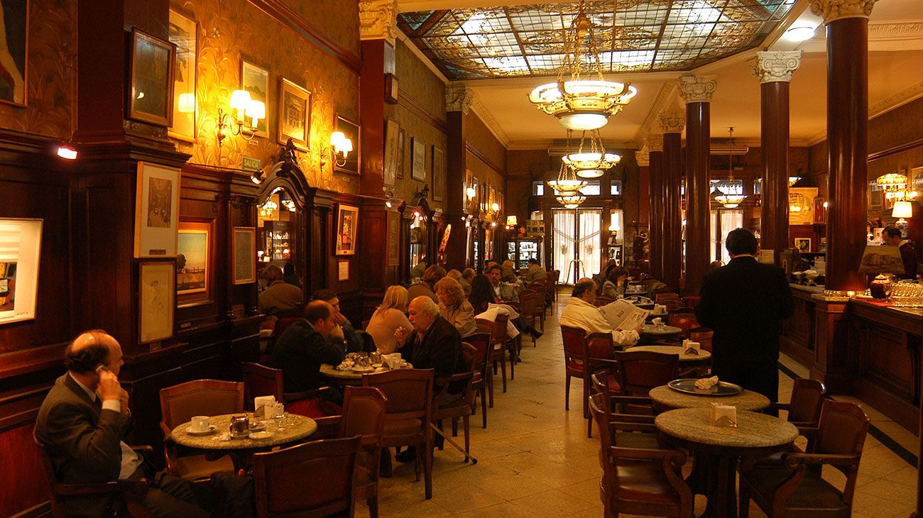 El interior del Café Tortoni, ubicado en Avenida de Mayo 825.