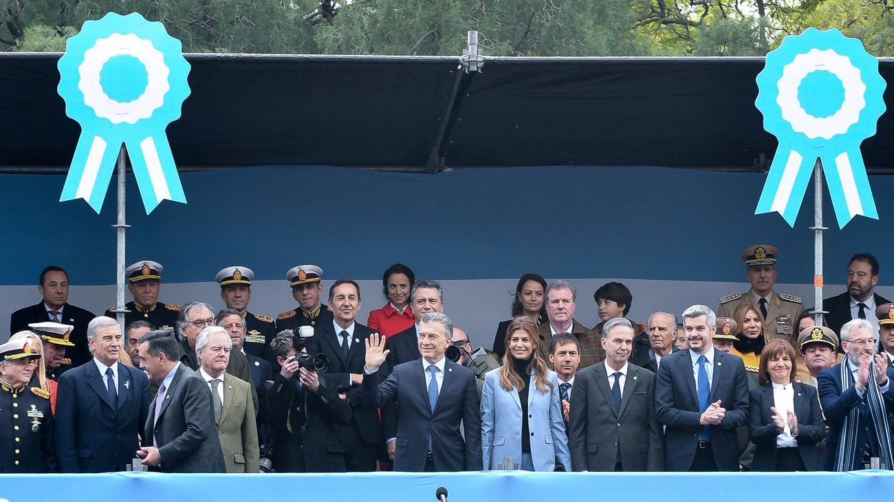 Macri encabeza el desfile militar del 9 de Julio