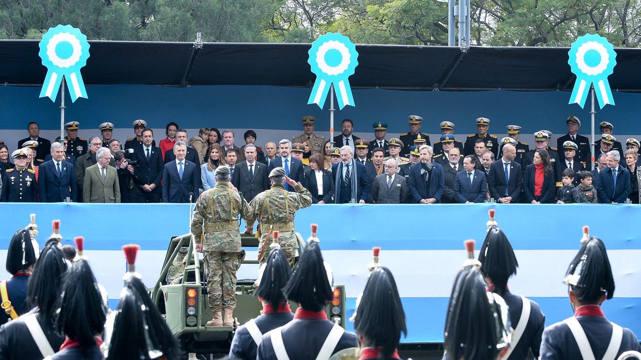 Macri encabeza el desfile militar del 9 de Julio