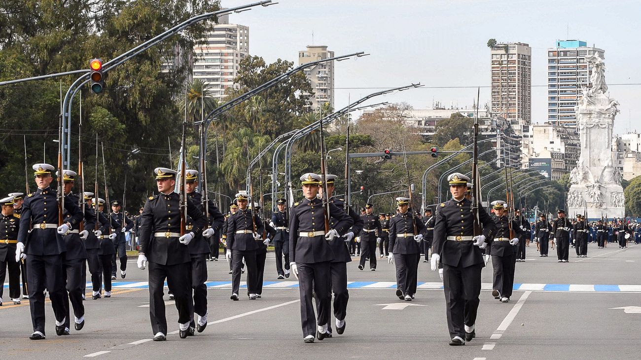 Macri encabeza el desfile militar del 9 de Julio