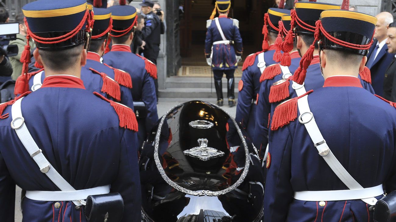 Preparativos para el velorio de Fernando De La Rúa