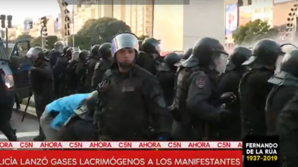 Fuerte cruce entre policías y manifestantes en el Obelisco.