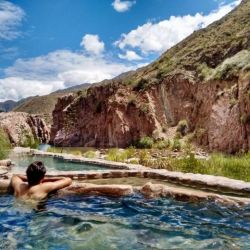 Las termas de Cacheuta ofrecen relax en piletones rodeados de un entorno natural imponente.