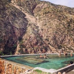 Las termas de Cacheuta, en el centro de Mendoza y al pie de los Andes, tienen quizá el entorno natural más imponente para un baño de este tipo en la Argentina. 