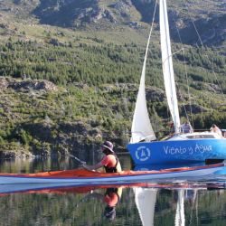 El lago Epuyén es ideal para navegar y disfrutar del paisaje y la pesca deportiva de truchas.