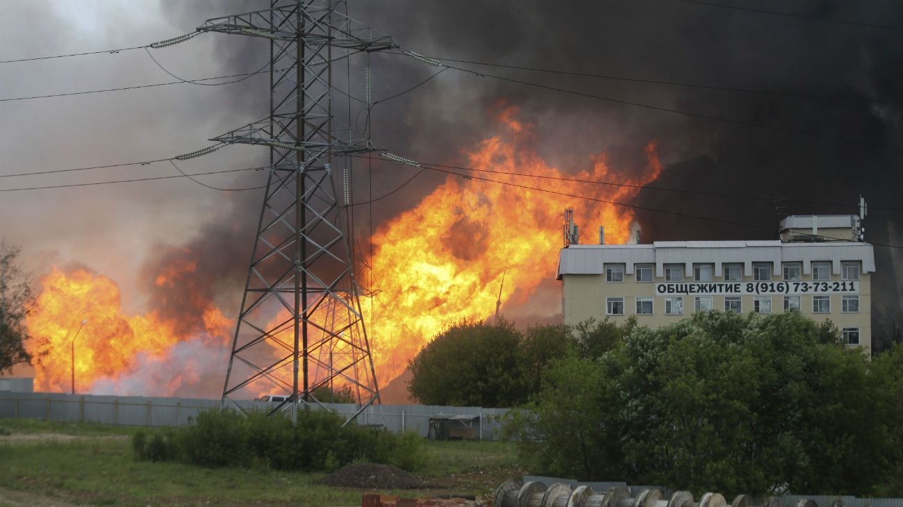 El incendio empezó cerca del mediodía en un gasoducto que alimenta la central en el propio recinto.