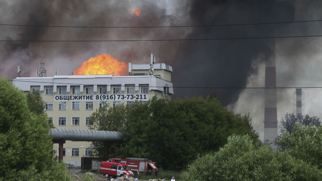 El incendio empezó cerca del mediodía en un gasoducto que alimenta la central en el propio recinto.