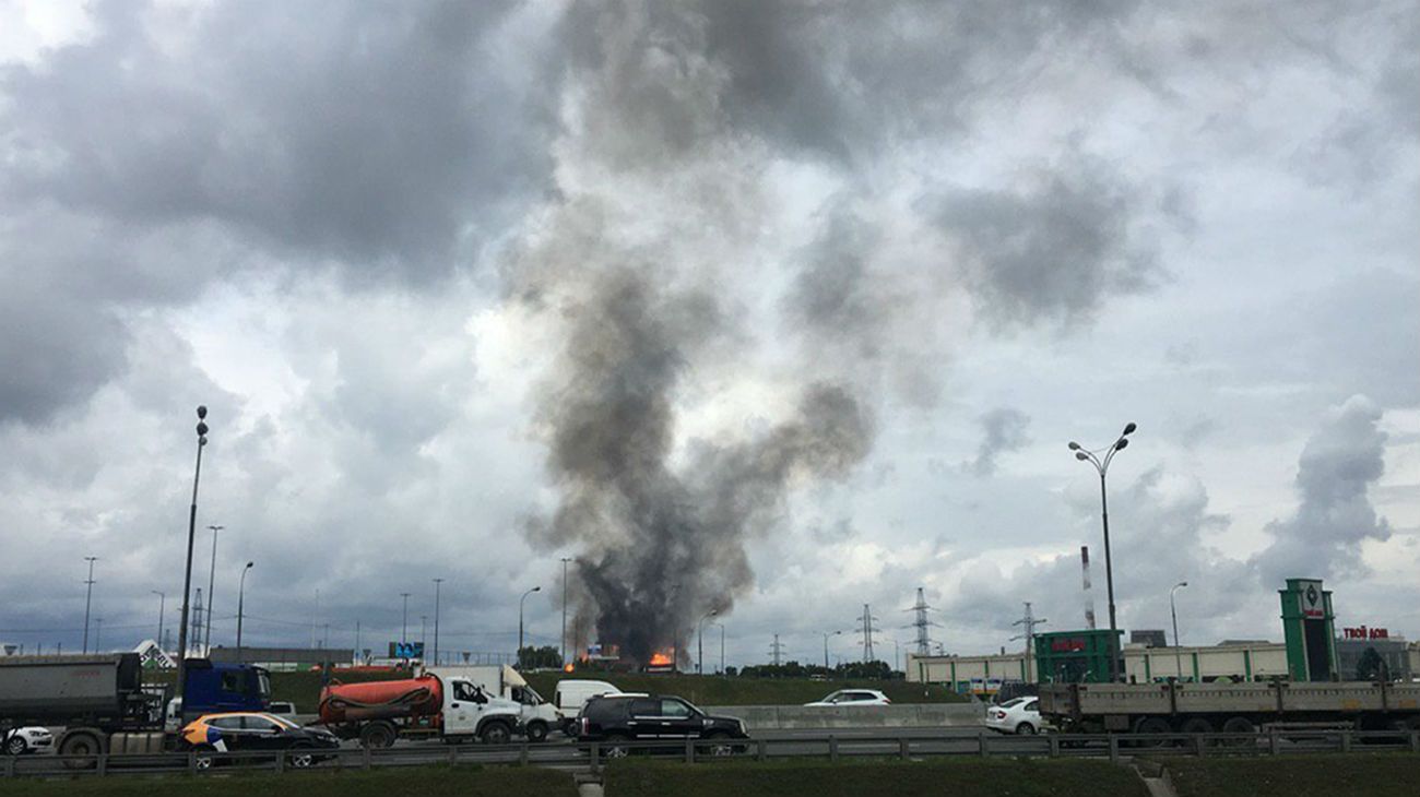 El incendio empezó cerca del mediodía en un gasoducto que alimenta la central en el propio recinto.