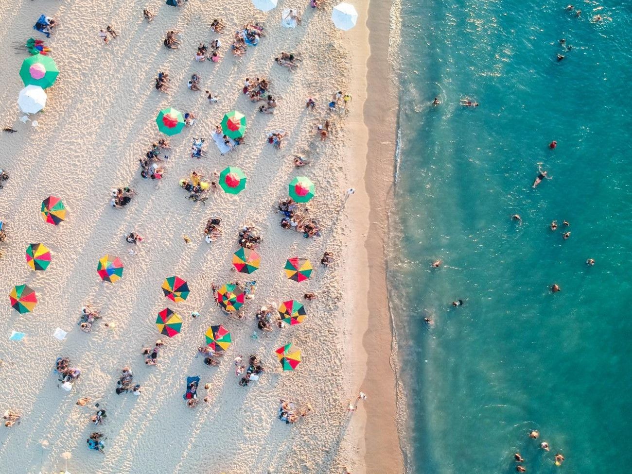 Parking gratuito, WiFi, llamadas gratuitas a Argentina, asistencia multilingüe las 24 hs, servicio de limpieza día por medio y parador exclusivo con toallas y sombrillas de playa son algunos de los beneficios que incluye la promo especial de vacaciones. 