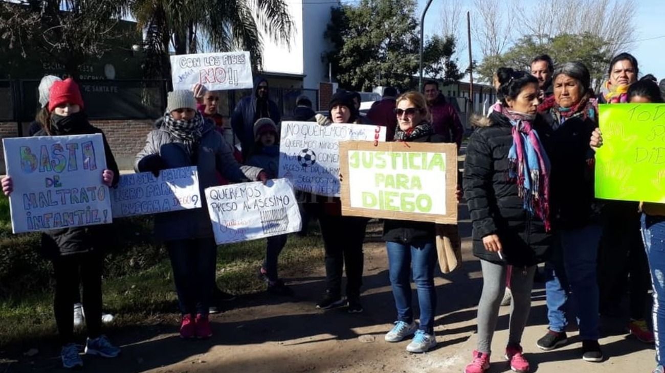 Familiares, amigos y vecinos de Diego Román, el nene de 12 años asesinado en Recreo, marcharon para pedir justicia. 