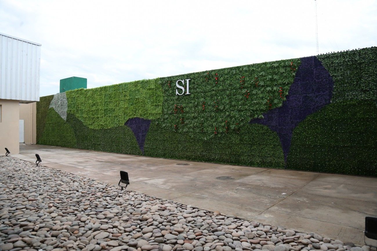 Ecológicamente sustentable, la nueva guardia tiene un sistema de climatización alimentado por energía solar con paneles en el techo que permite filtrar el aire en área de internación (para evitar la propagación de enfermedades), logrando un ahorro del 60 por ciento de la energía que se consume.