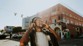 Los Angeles es el centro creativo para muchos músicos de rock. Habrá que caminar por Sunset Boulevard y buscar los pequeños locales con shows en vivo.