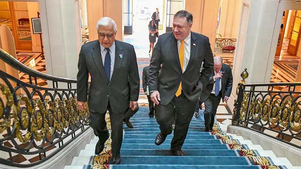 Embajada. Pompeo, junto al embajador Prado, en la residencia de EE.UU., en diciembre de 2018.