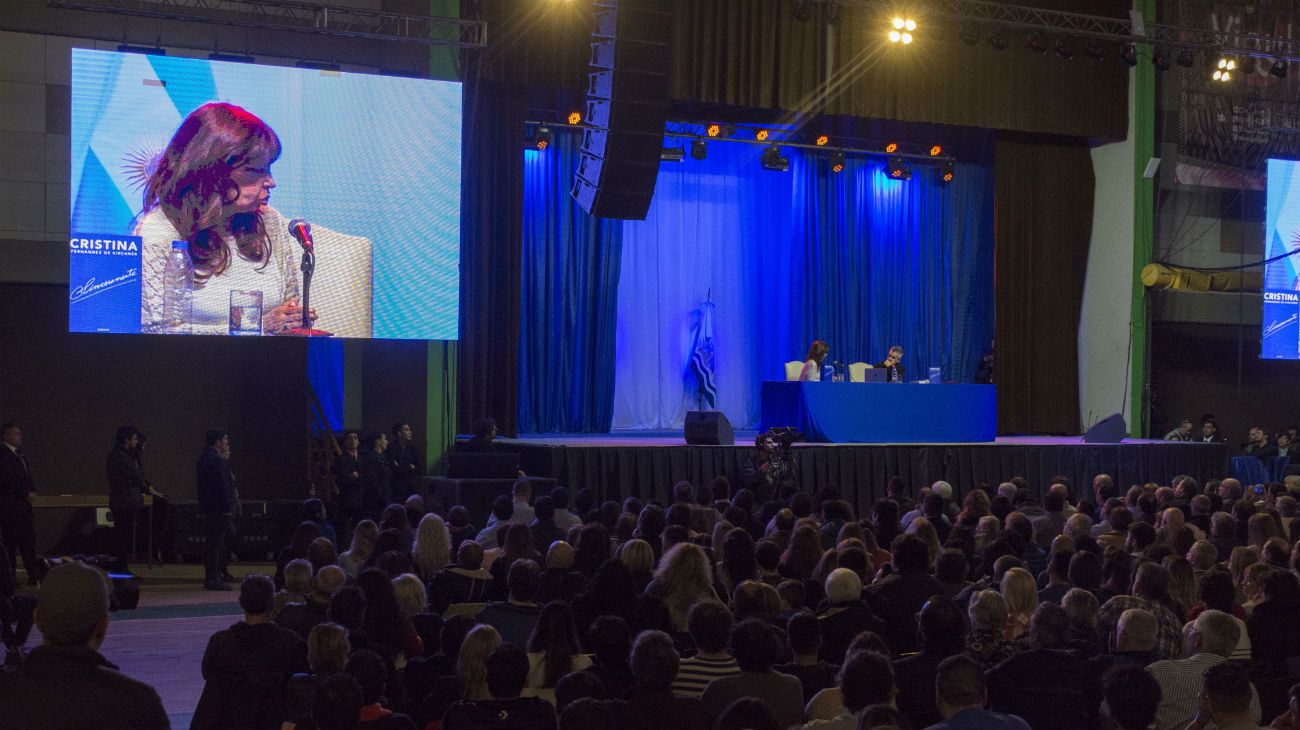 La expresidenta presentó su libro luego de visitar a su hija en Cuba.