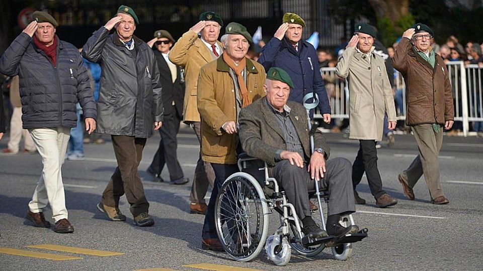 Rico desfila. El ministro minimiza la rebelión carapintada pero después pide perdón.