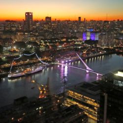 Vista de Puerto Madero desde la confitería del piso superior del hotel Alvear Icon, el Crystal Bar.