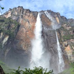 Venezuela tiene el orgullo de contar entre su patrimonio con la catarata más alta del mundo, con una altura que alcanza los 979 metros. 