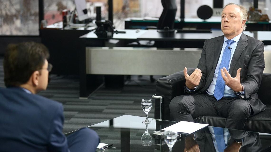 Economist Guillermo Nielsen in conversation with Perfil director Jorge Fontevecchia.