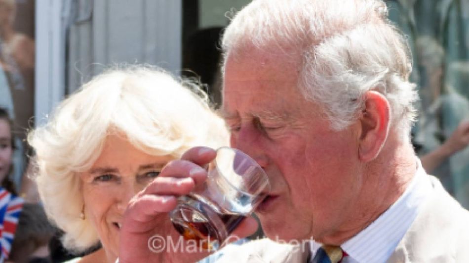La foto del príncipe Carlos tomando alcohol que generó polémica y se volvió viral