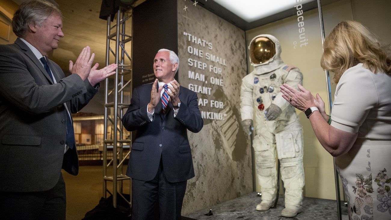 El traje espacial que usaba Armstrong volvió a exhibirse en perfecto estado.