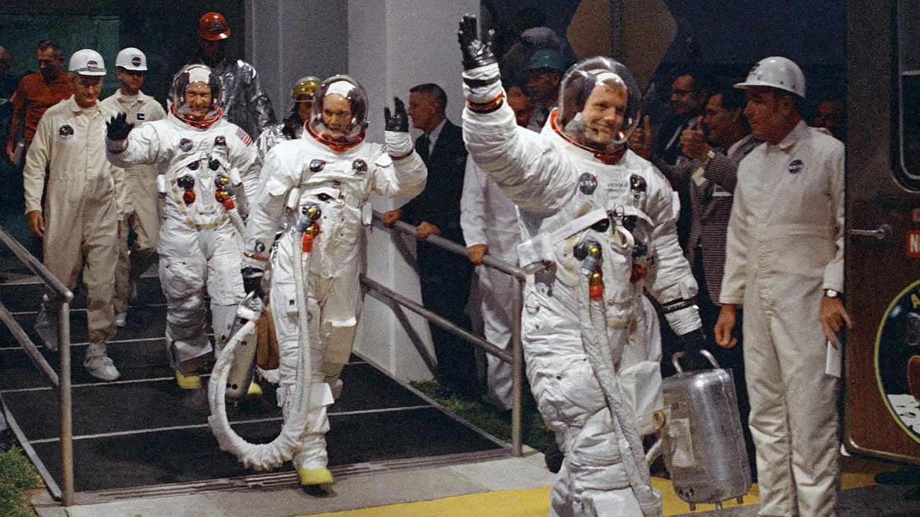 Los tripulantes de la misión Apollo XI dejan el Centro Espacial Kennedy en la cuenta regresiva del lanzamiento.