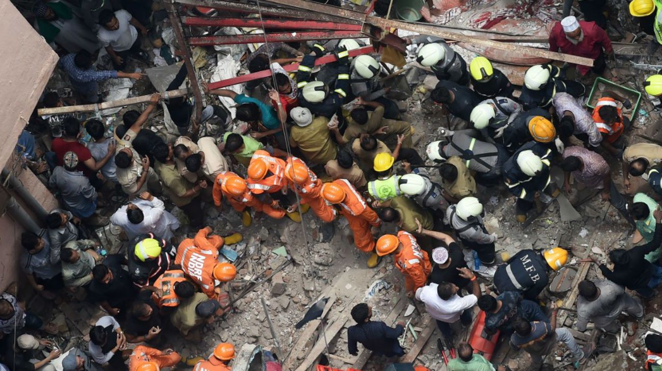 India: un edificio colapsó y más de 40 personas quedaron atrapadas. 