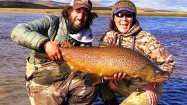 Christine Ren Fielding y su trucha marrón con tippet de 12 libras: 13,61 kilos para estar en lo más alto de ese escalón, en su género, desde marzo de 2017.