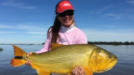 Fany Salas ama la pesca deportiva. Instalada en Esquina, gestó un par de récords y capturó muchísimos dorados grandes, como el de la foto, que no registró.