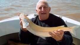 Tomás Restano, pionero de la pesca con señuelos desde embarcación en la Argentina, y su pejerrey récord.