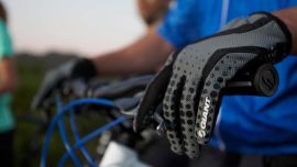 Los guantes son un elemento muy importante que debemos llevar con nosotros cuando salimos a andar en bicicleta.