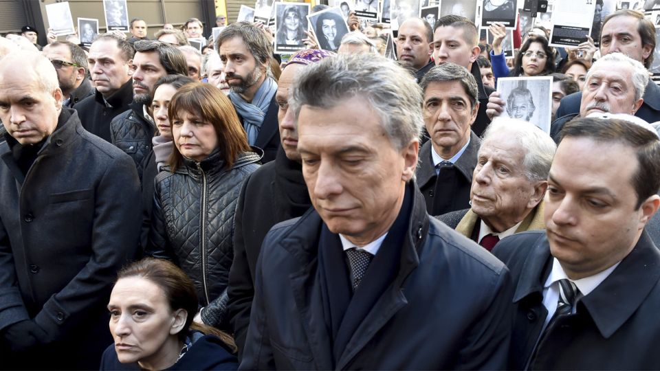 Como presidente, Macri asistió al acto de la AMIA solo en 2016. Después recibió a familiares de las víctimas en Casa Rosada.