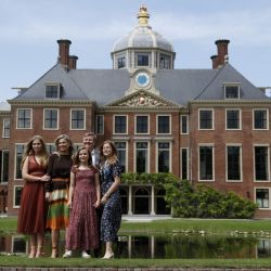 Máxima de Holanda junto a su familia en la casa nueva