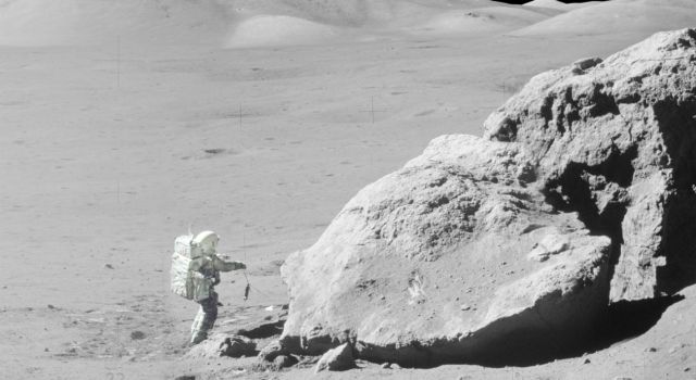 Las imágenes individuales tomadas por los astronautas del Apolo fueron recopiladas por el especialista en imágenes de la NASA Warren Harold en Johnson, y la precisión de la perspectiva única que representan fue verificada por el astronauta del Apolo 17 Harrison