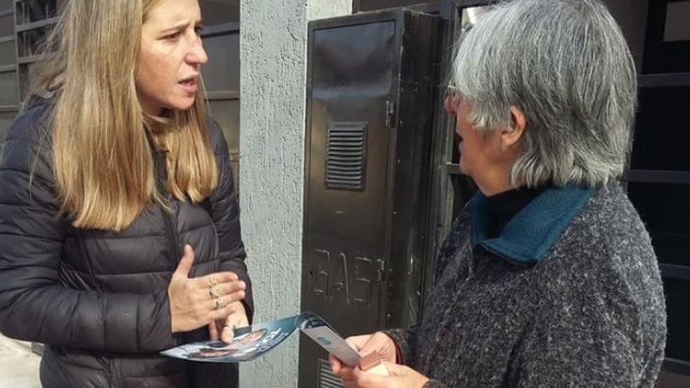 Gabriela Malinar, candidata a concejal del peronismo, haciendo campaña en Mendoza.