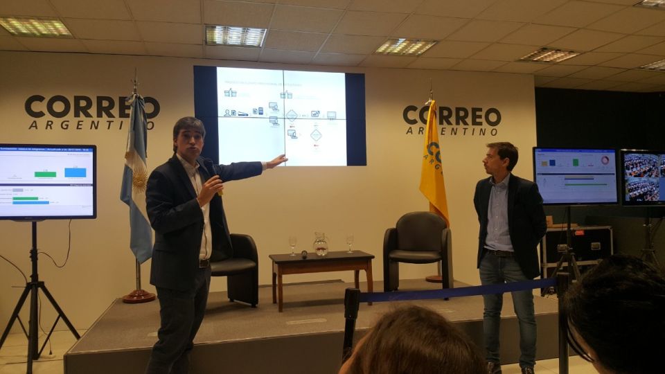 El secretario de Asuntos Políticos, Adrián Pérez, explicó la transmisión de telegramas y el recuento provisorio en una escuela de Barracas.