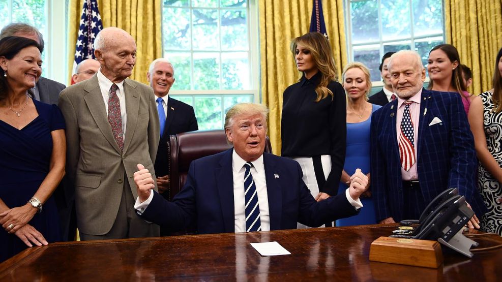 Trump, con Aldrin y Collins en la Casa Banca.