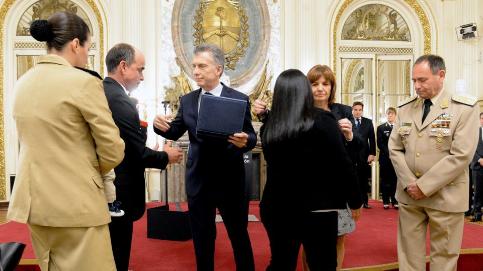 El presidente y la ministra de Seguridad Patricia Bullrich recibieron a las familias de los caídos en servicio.