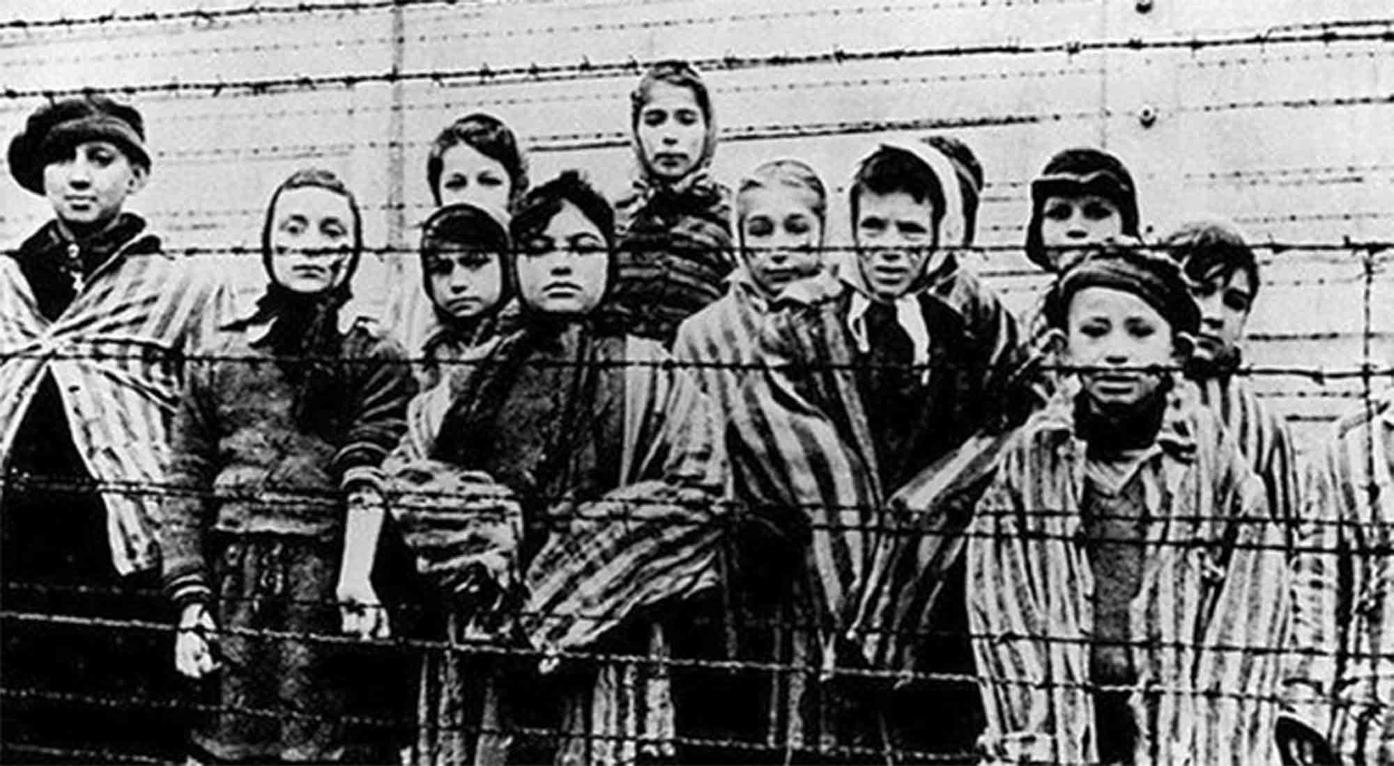 Imagen tomada en 1945 cuando el campo de concentración de Auschwitz fue liberado en Polonia, donde millones de judíos fueron exterminados por los nazis. 