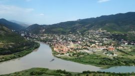 Por Miskheta corren dos grandes ríos, el Kura y el Aragvi.
