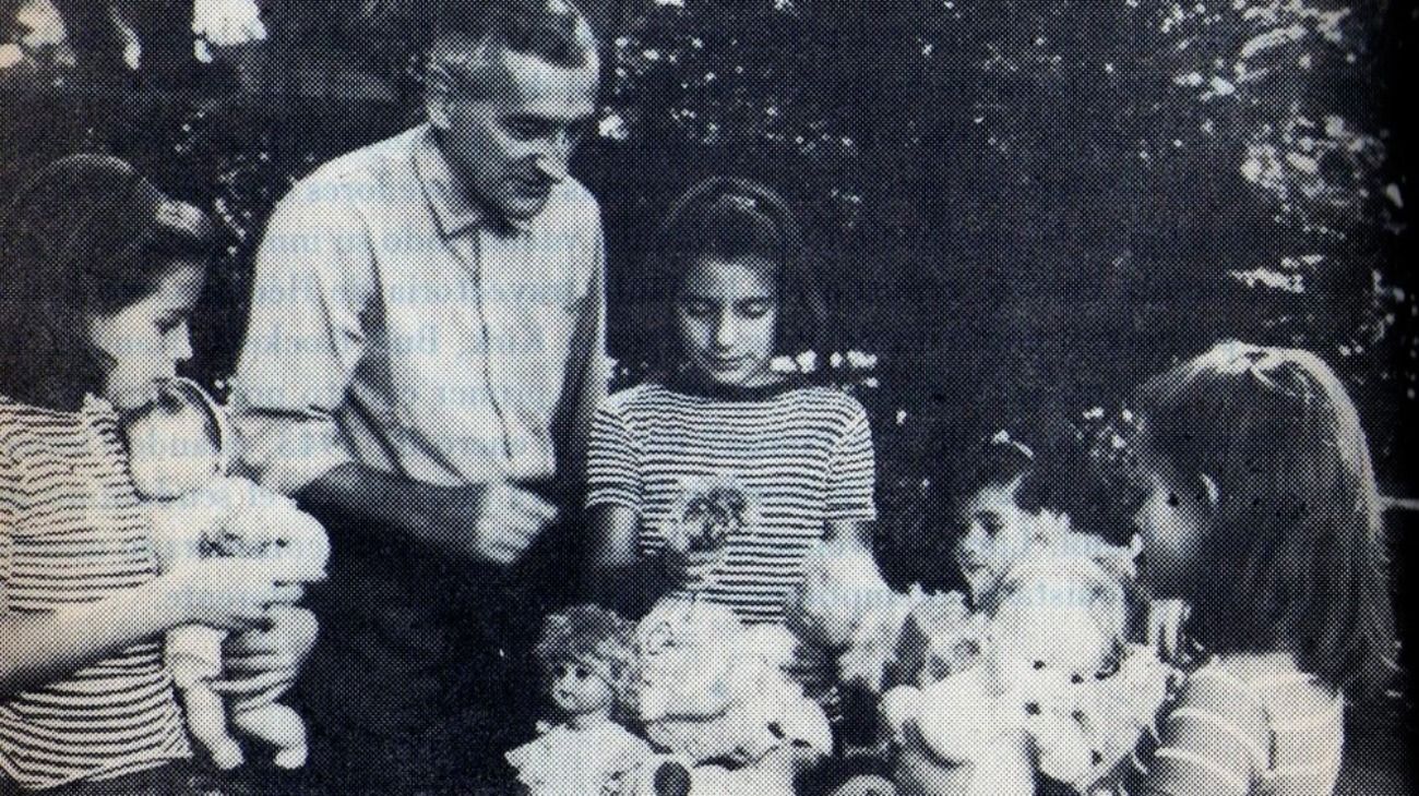 Héctor Oesterheld junto a parte de su familia.